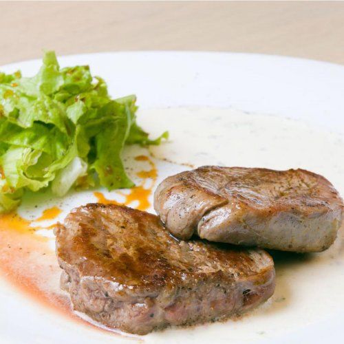 Pollo
        Cordero
        Chuletón de ½ kg o 1 kg
        Secreto de cerdo ibérico
        Magret de pato a las finas hierbas
        Hamburguesa de carne de ternera con queso
        Bistec de ternera
        Entrecot de ternera con salsa de pimientos
        Cuarto de lechazo asado
        Parrillada de carnes a la brasa